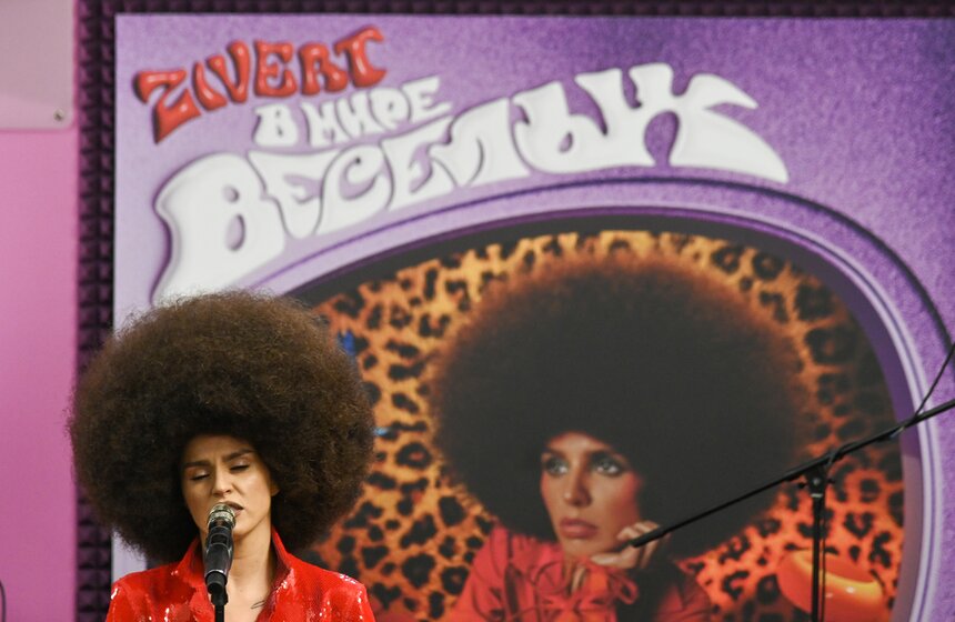 Певица Zivert выступила в столичном метро 15 фото