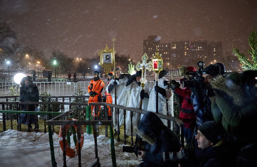 Крещенские купания прошли в Останкинском пруду в Москве 3 фото