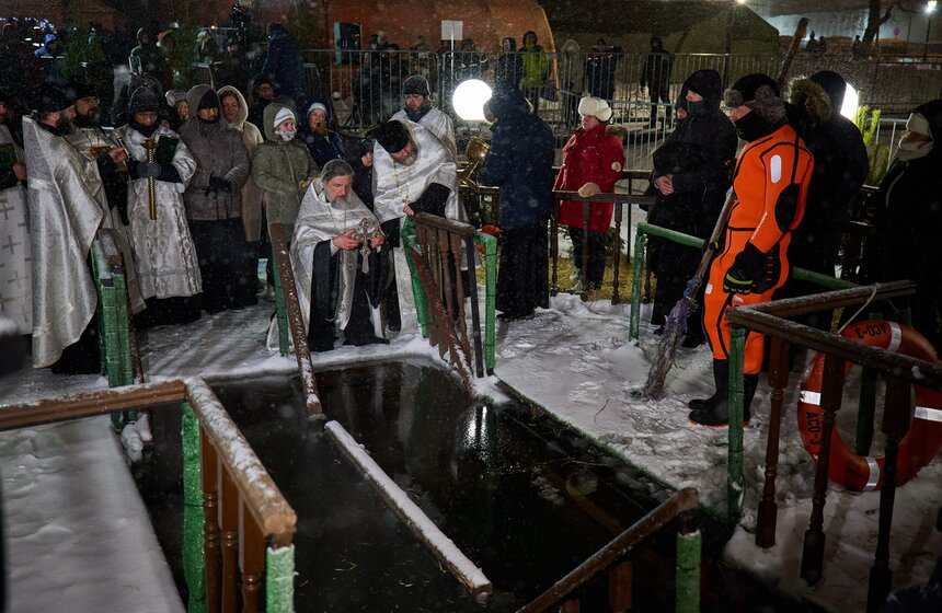 Крещенские купания прошли в Останкинском пруду в Москве 10 фото