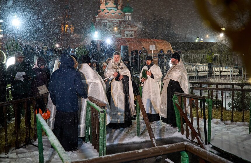 Крещенские купания прошли в Останкинском пруду в Москве 4 фото