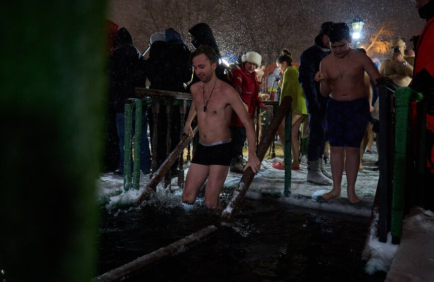 Крещенские купания прошли в Останкинском пруду в Москве 22 фото