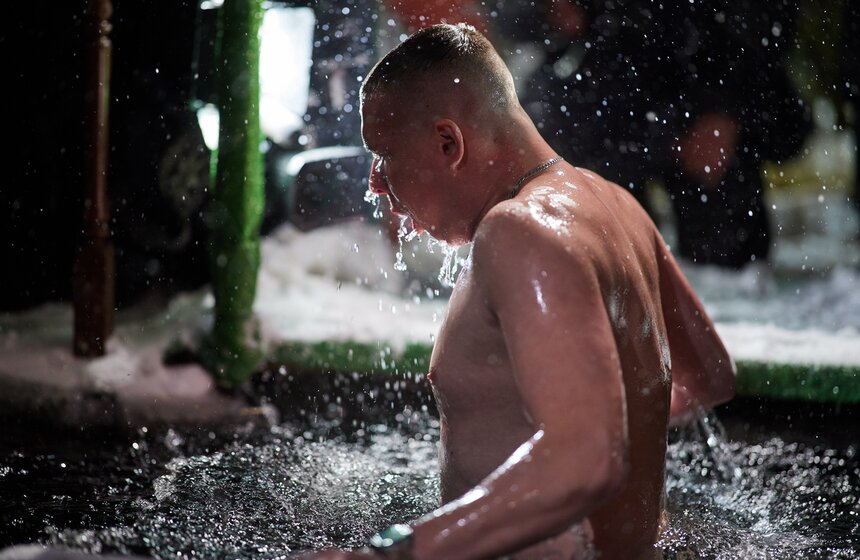 Крещенские купания прошли в Останкинском пруду в Москве 15 фото