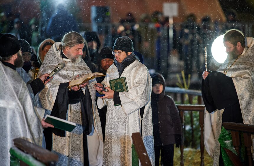 Крещенские купания прошли в Останкинском пруду в Москве 7 фото