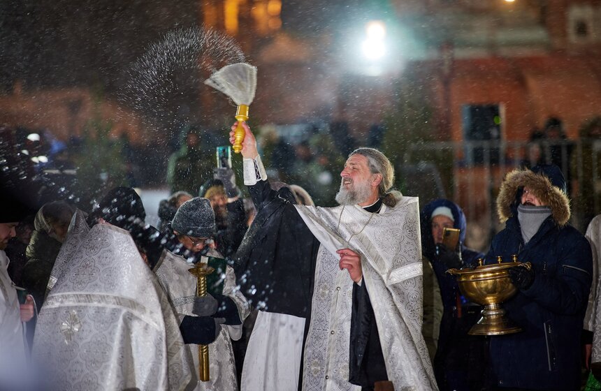 Крещенские купания прошли в Останкинском пруду в Москве 11 фото