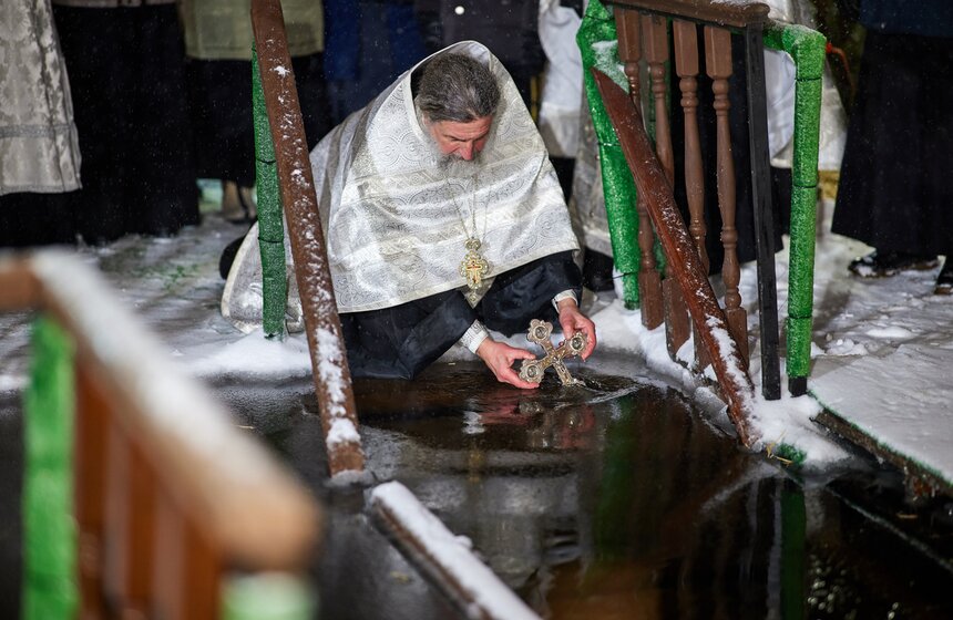 Крещенские купания прошли в Останкинском пруду в Москве 9 фото