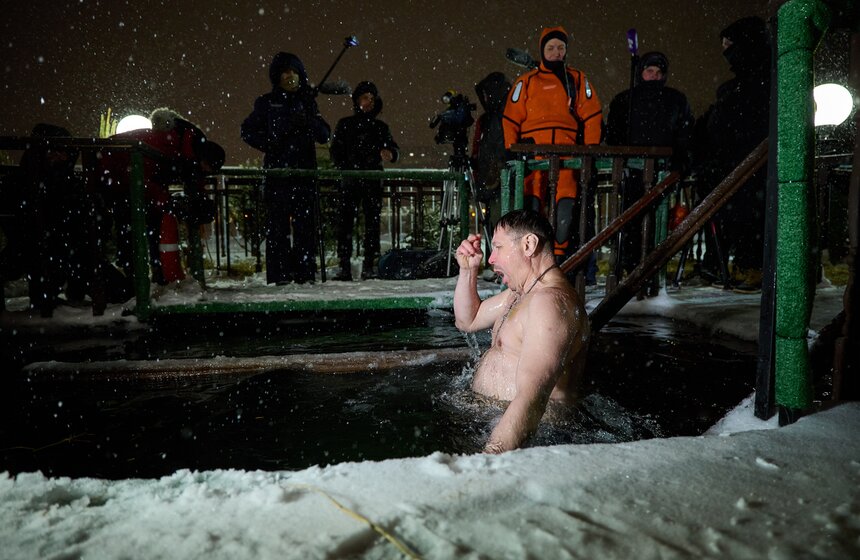 Крещенские купания прошли в Останкинском пруду в Москве 20 фото