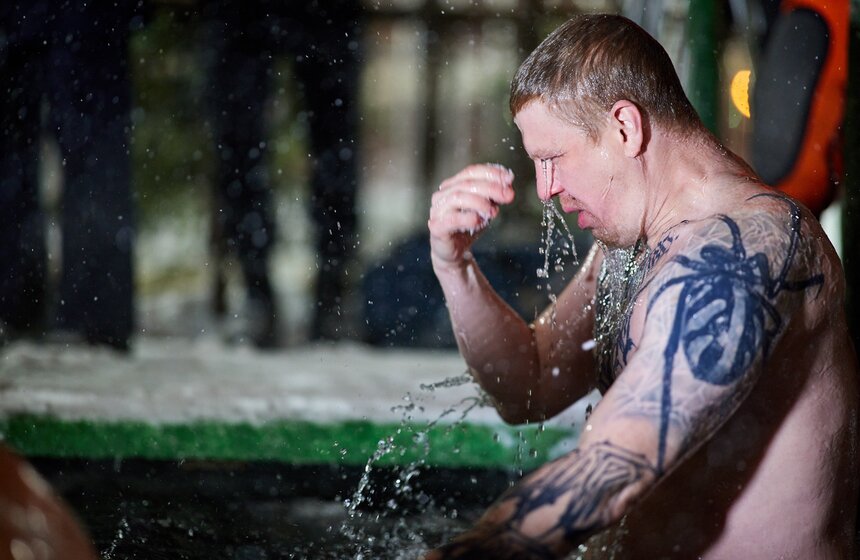 Крещенские купания прошли в Останкинском пруду в Москве 21 фото