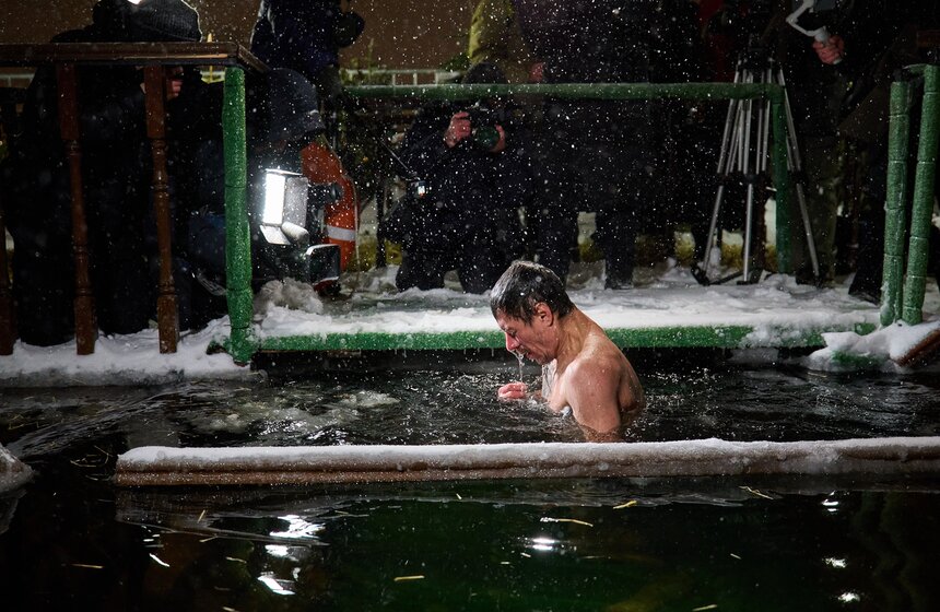 Крещенские купания прошли в Останкинском пруду в Москве 14 фото