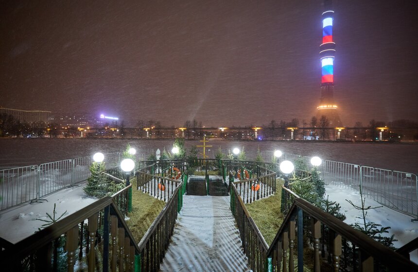 Крещенские купания прошли в Останкинском пруду в Москве 1 фото