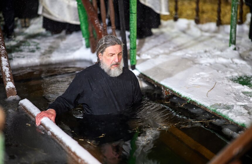 Крещенские купания прошли в Останкинском пруду в Москве 12 фото