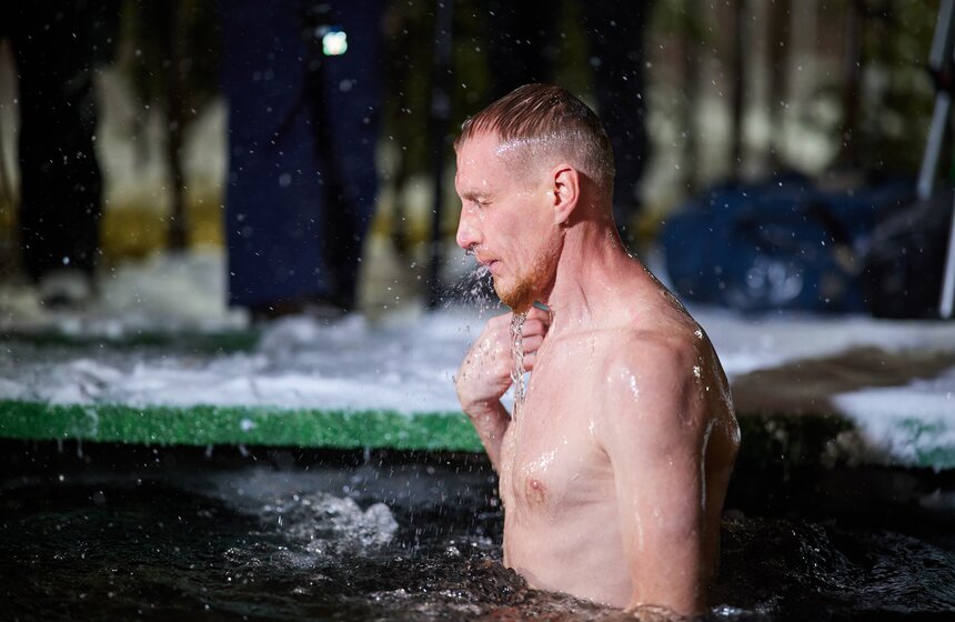 Крещенские купания прошли в Останкинском пруду в Москве 19 фото