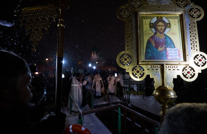 Крещенские купания прошли в Останкинском пруду в Москве 5 фото