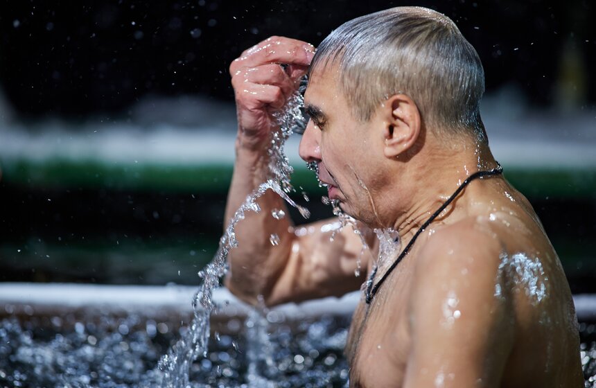 Крещенские купания прошли в Останкинском пруду в Москве 13 фото