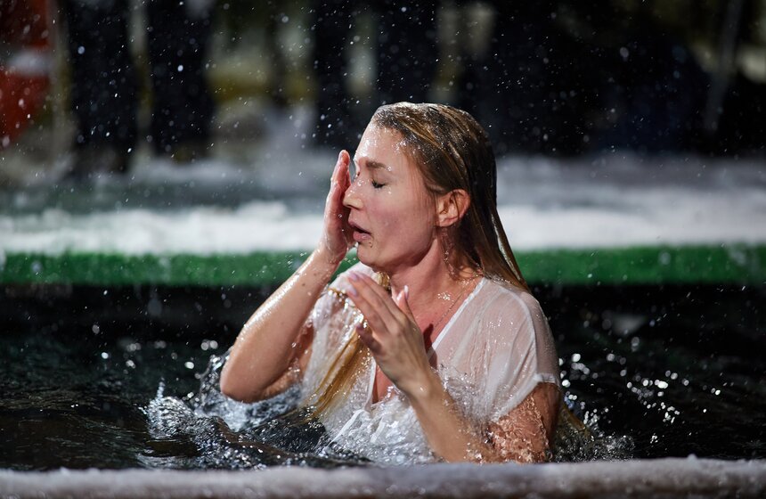 Крещенские купания прошли в Останкинском пруду в Москве 16 фото