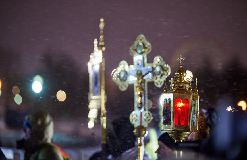 Крещенские купания прошли в Останкинском пруду в Москве 8 фото