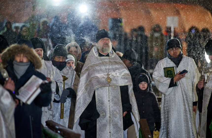 Крещенские купания прошли в Останкинском пруду в Москве 6 фото