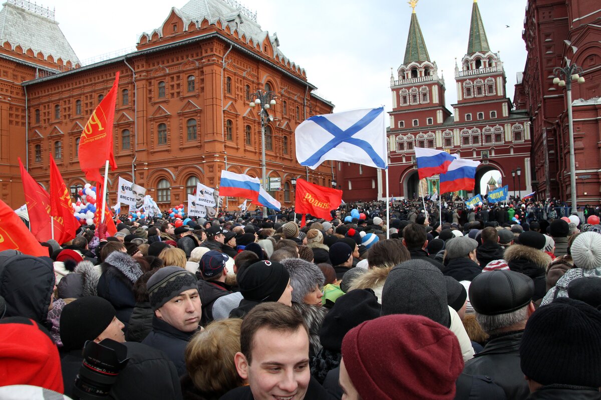 Митинги прошедшие сегодня. Митинг в Москве на красной площади. Митингующий на красной площади. Митинг концерт на красной площади. Митинг 2014 красная площадь Крым.
