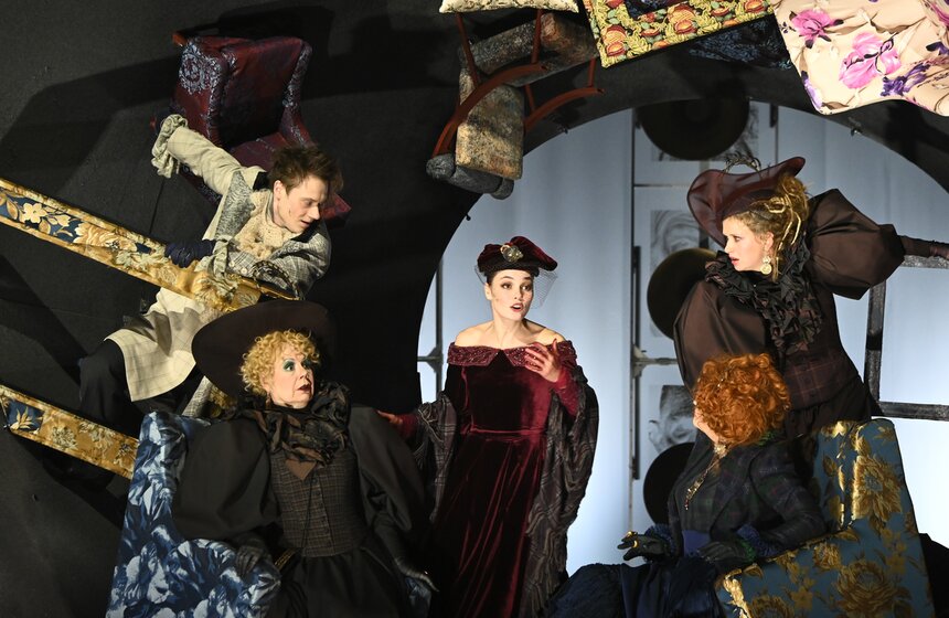 Спектакль "Пигмалион" представили в Театре сатиры 9 фото