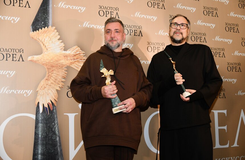 Художники по костюмам Владимир Никифоров и Дмитрий Андреев, получившие награды в номинации "Лучшая работа художника по костюмам" за фильм "Хитровка. Знак четырех"