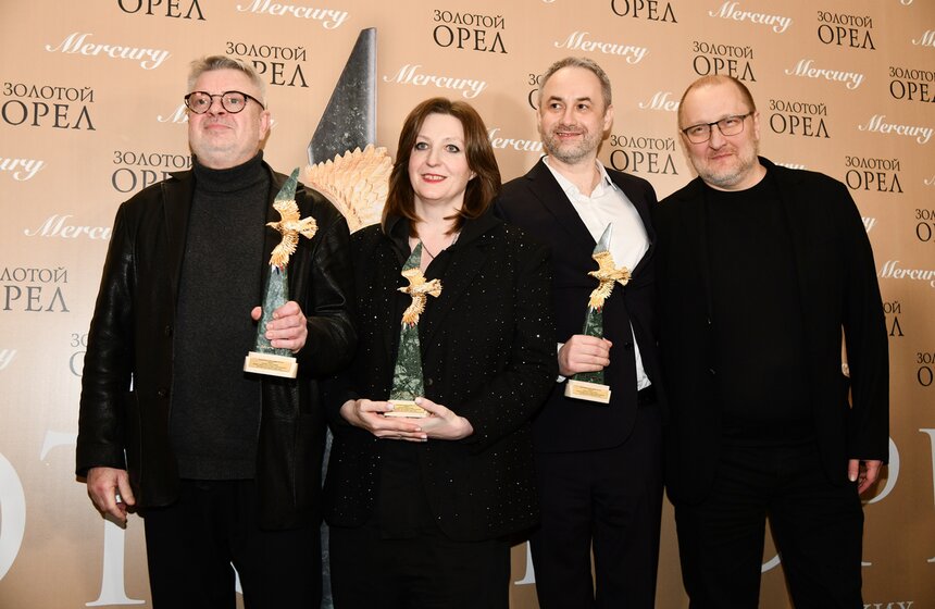 Продюсеры, сценаристы сериала "Фишер" Сергей Кальварский, Наталья Капустина, продюсер Дмитрий Табарчук, получившие награды в номинации "Лучший проект онлайн-платформы" за сериал "Фишер"