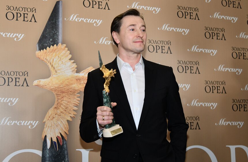 Актер Сергей Безруков, получивший награду в номинации "Лучшая мужская роль на телевидении" за сериал "Бизон: Дело манекенщицы"