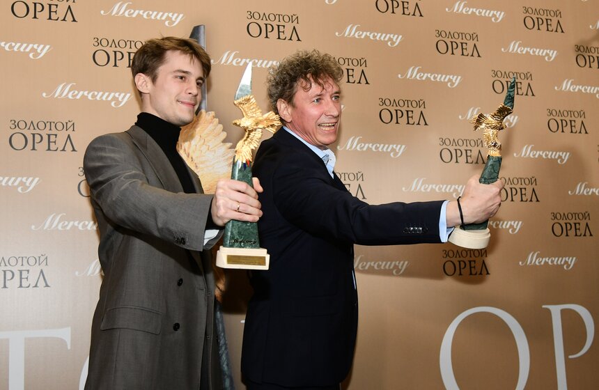 Актеры Иван Янковский и Александр Яценко, получившие награды в номинации "Лучший актер онлайн-сериала" за сериал "Фишер"