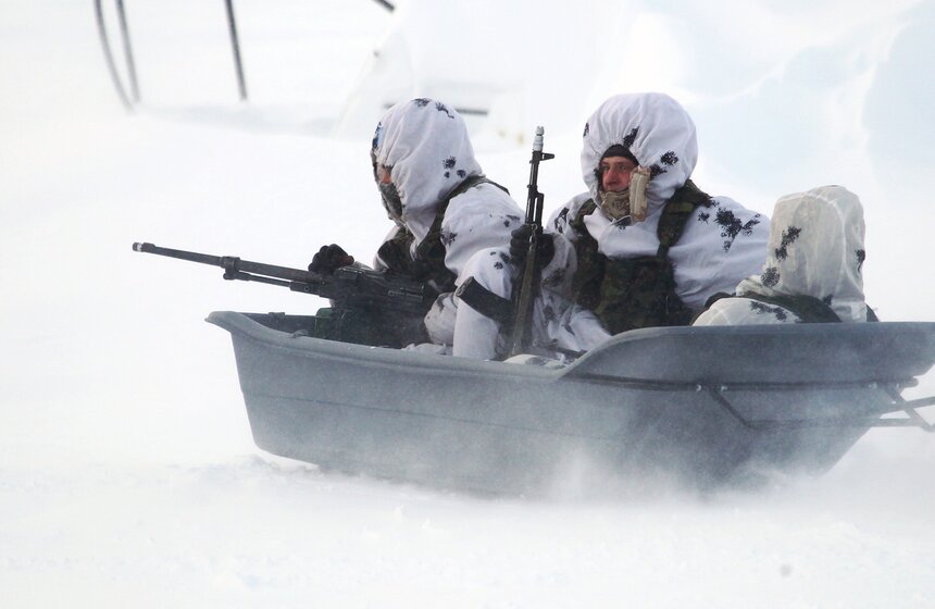 Батальон Ивановского соединения ВДВ десантировался в Арктике 13 фото