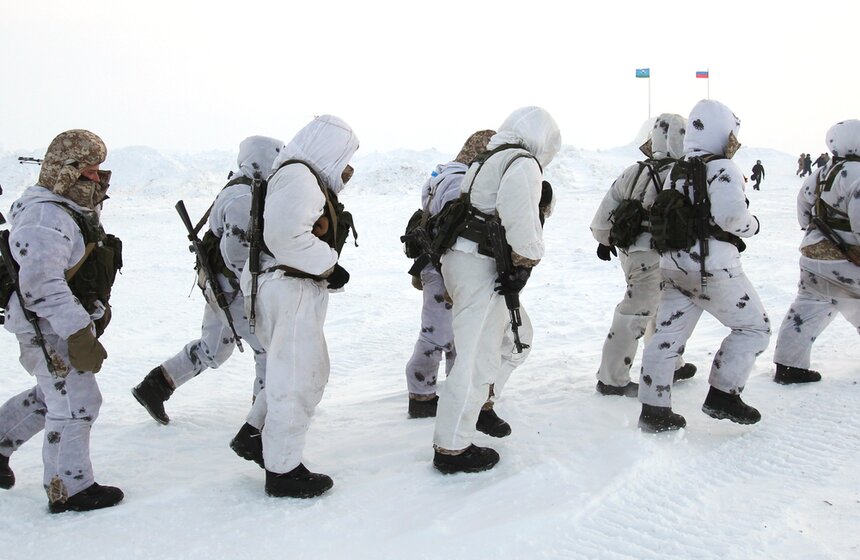 Батальон Ивановского соединения ВДВ десантировался в Арктике 16 фото
