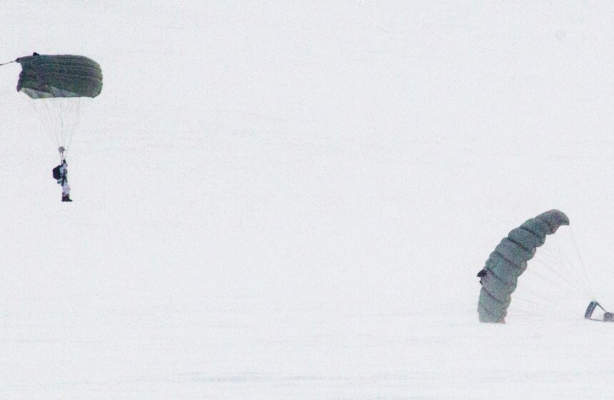 Батальон Ивановского соединения ВДВ десантировался в Арктике 11 фото