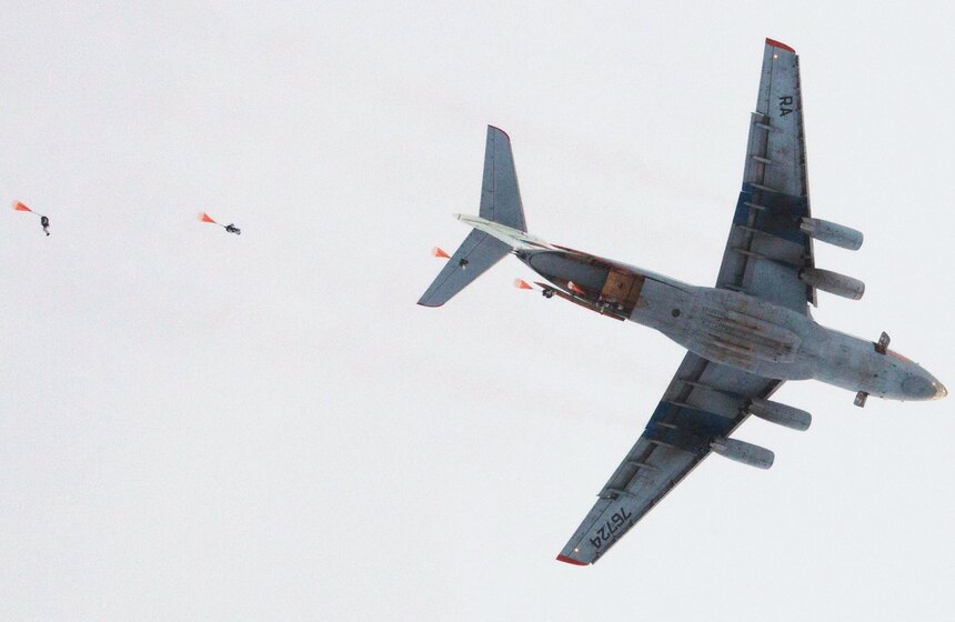 Батальон Ивановского соединения ВДВ десантировался в Арктике 8 фото