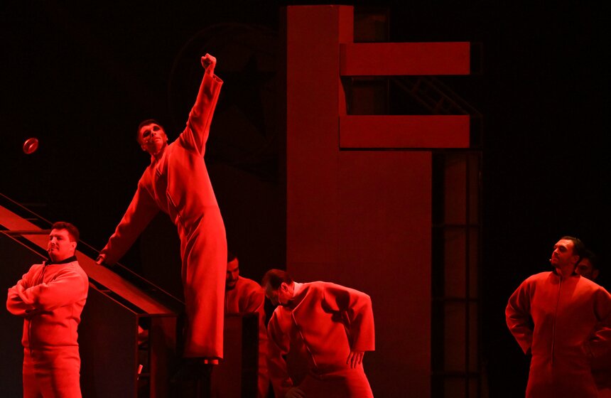 В Кремлевском дворце прошла премьера спектакля "Маяковский. Городской мюзикл" 2 фото