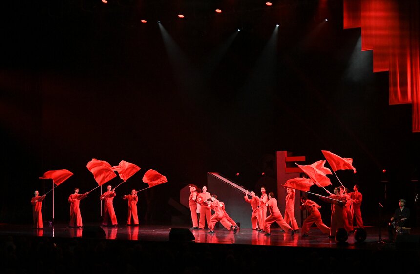 В Кремлевском дворце прошла премьера спектакля "Маяковский. Городской мюзикл" 1 фото