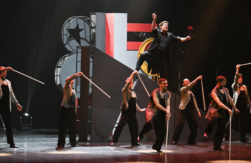 В Кремлевском дворце прошла премьера спектакля "Маяковский. Городской мюзикл" 13 фото