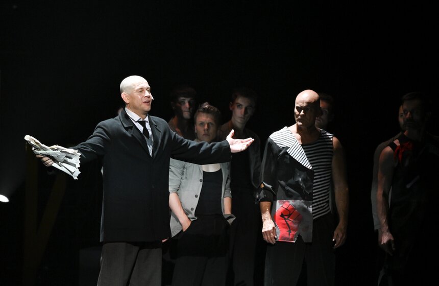 В Кремлевском дворце прошла премьера спектакля "Маяковский. Городской мюзикл" 22 фото