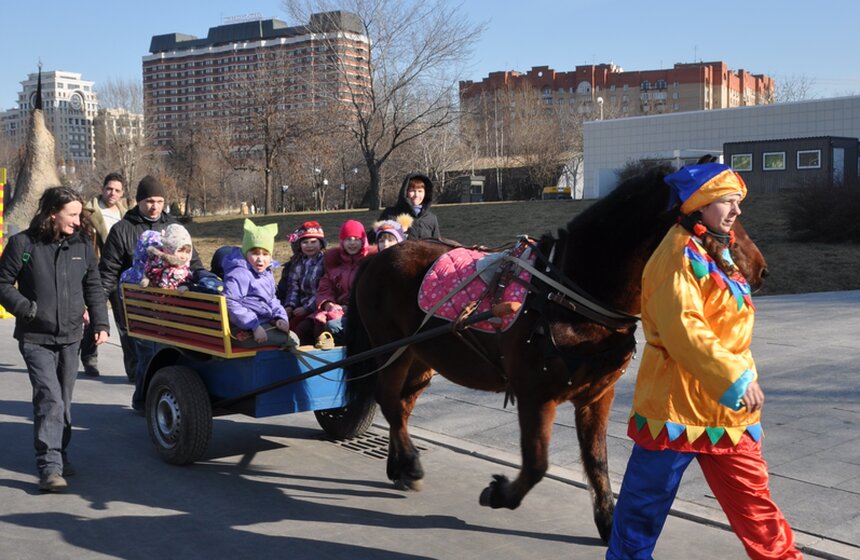 На Масленицу в "Музеоне" катают в упряжках и потчуют блинами 5 фото