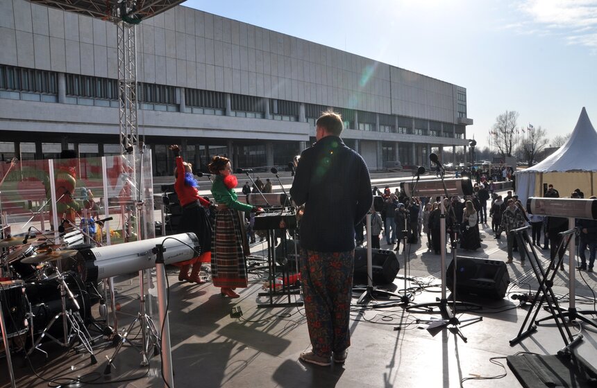 На Масленицу в "Музеоне" катают в упряжках и потчуют блинами 14 фото