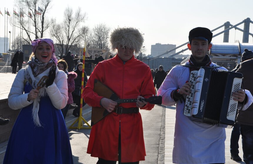 На Масленицу в "Музеоне" катают в упряжках и потчуют блинами 17 фото