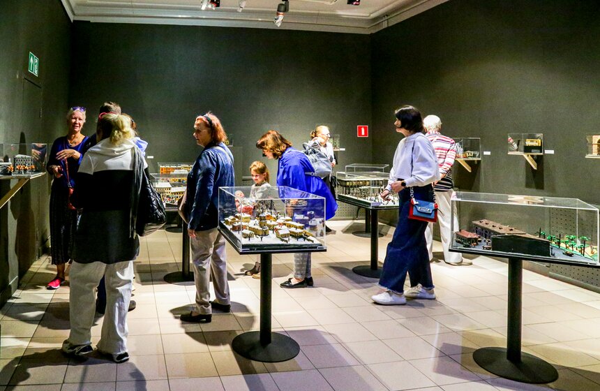 Пластилиновая выставка Алексея Микулина проходит в галерее Измайлово 1 фото