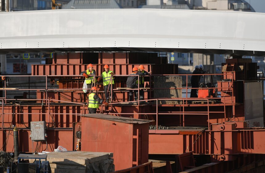 Завершена установка моста между островом Балчуг и Парком Горького 3 фото