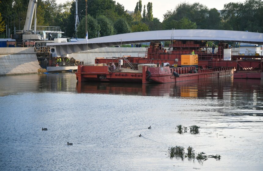 Завершена установка моста между островом Балчуг и Парком Горького 9 фото