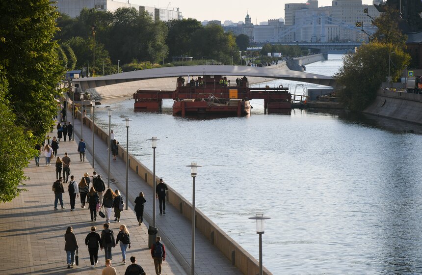 Завершена установка моста между островом Балчуг и Парком Горького 7 фото