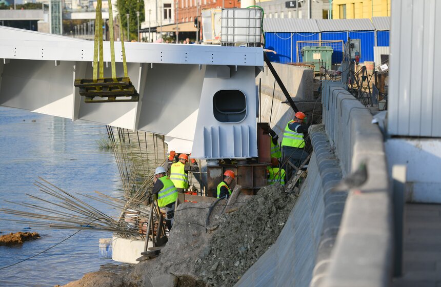 Завершена установка моста между островом Балчуг и Парком Горького 4 фото