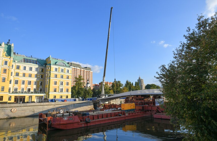 Завершена установка моста между островом Балчуг и Парком Горького 13 фото