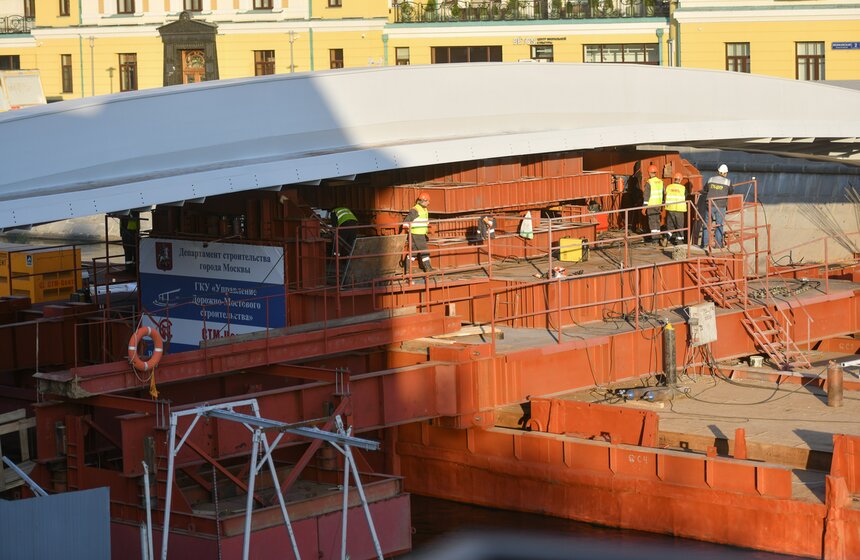 Завершена установка моста между островом Балчуг и Парком Горького 20 фото