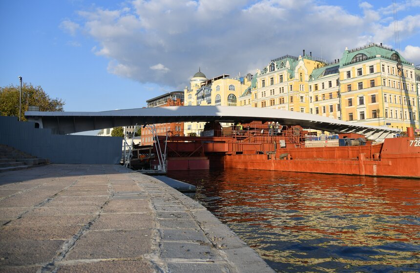 Завершена установка моста между островом Балчуг и Парком Горького 17 фото