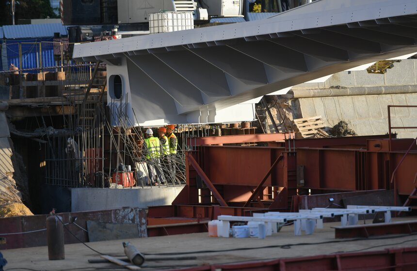 Завершена установка моста между островом Балчуг и Парком Горького 14 фото