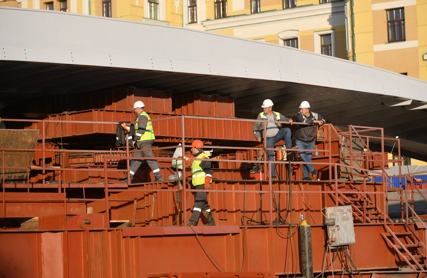 Завершена установка моста между островом Балчуг и Парком Горького 18 фото