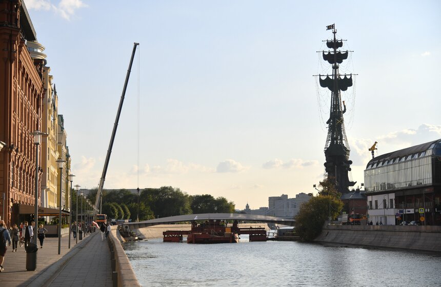 Завершена установка моста между островом Балчуг и Парком Горького 6 фото