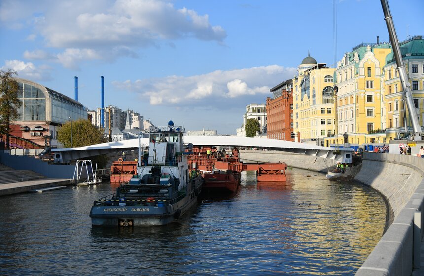 Завершена установка моста между островом Балчуг и Парком Горького 1 фото