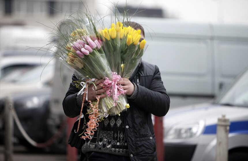 Мужчины готовятся поздравить своих любимых с 8 марта 12 фото